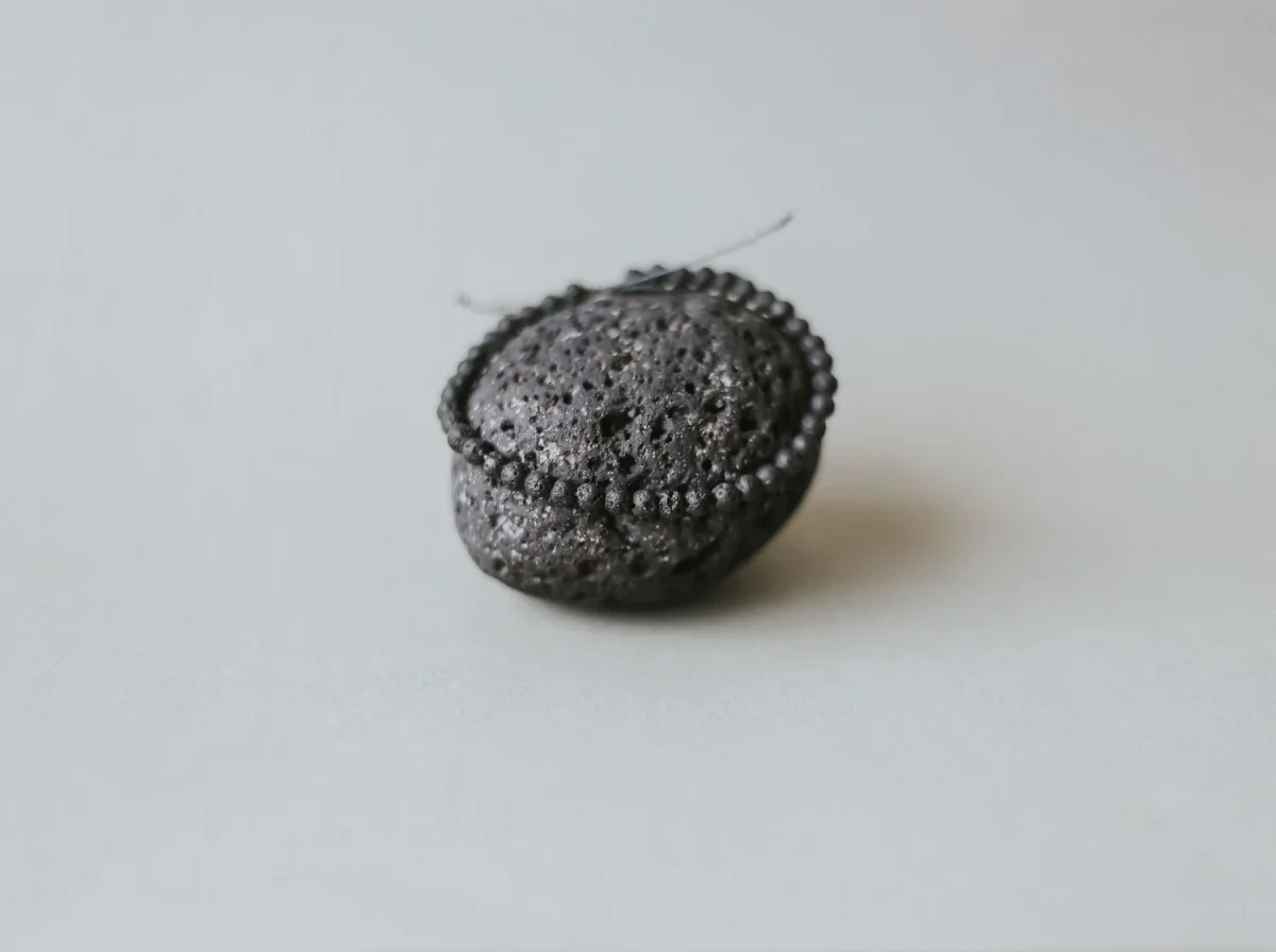 Säädettävä 4 mm minimalistinen laavakivirannekoru - Image 3
