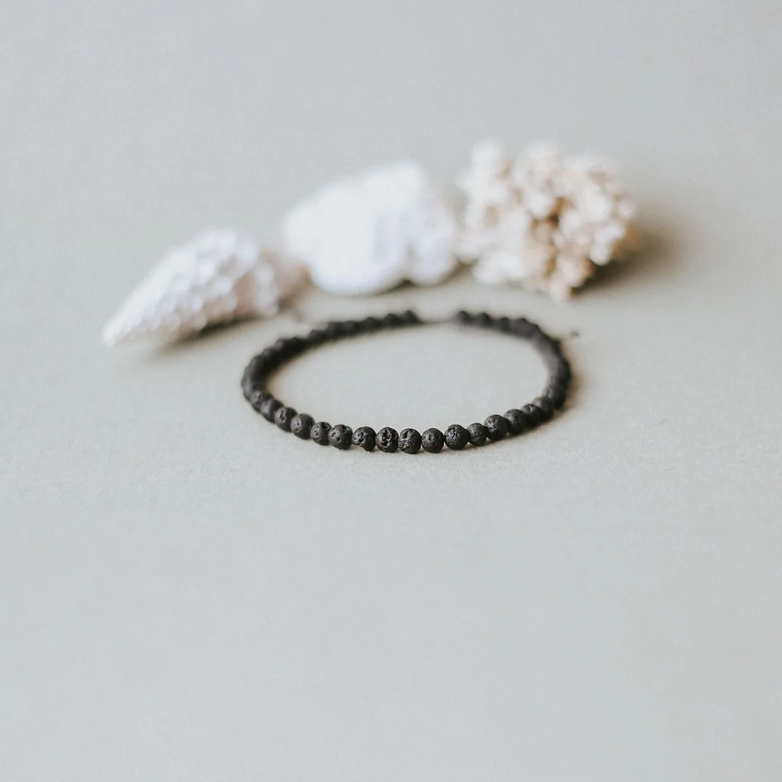 Säädettävä 4 mm minimalistinen laavakivirannekoru