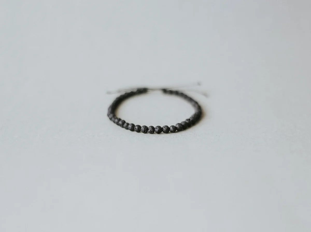 Säädettävä 4 mm minimalistinen laavakivirannekoru - Image 4